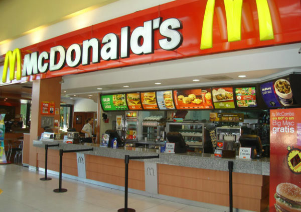 Restaurante da rede de franquias Mc Donald's.